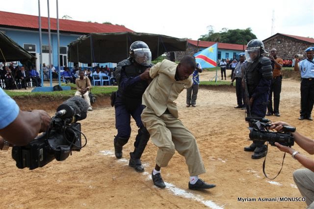 Simulation d'une arrestation par la police à Kisangani, décembre 2010.
