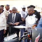 Kasaï-Central : Jean-Pierre Tshimanga Buana dote les services vétérinaires d’un véhicule, de huit motos et d’équipements